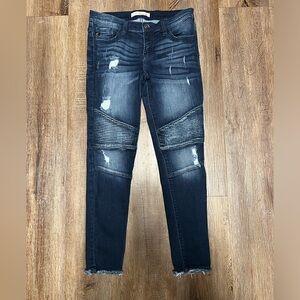 KanCan
Size 7/27
Distressed Skinny Jeans